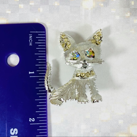 Adorable silver-tone puppy pin with Aurora Borealis eyes - Picture 3 of 4